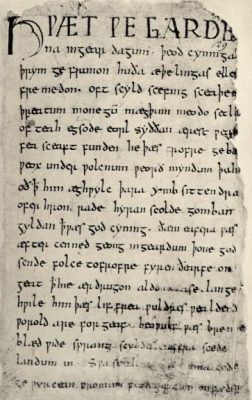 Kalimat pertama Beowulf (atas) ditulis dalam bahasa Inggris Kuno.